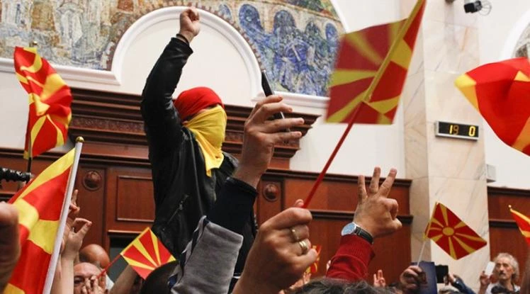 Στην «εντατική» τα Σκόπια: Ξεσπάει σοβαρή πολιτική κρίση – VMRO: «Ψηφίζουμε ΟΧΙ, είμαστε “Μακεδόνες”» – Ερχονται μαζικά συλλαλητήρια